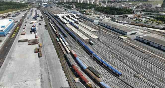 Bayram tatili nedeniyle trenlere vagonların eklenmesi havadan görüntülendi