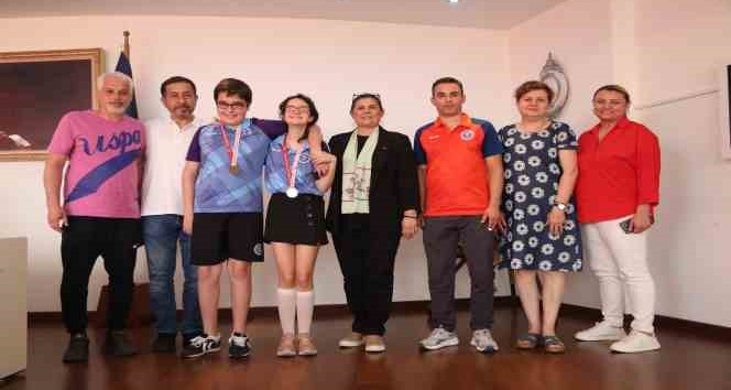 Otizmli gençler madalya sevinçlerini Başkan Çerçioğlu ile paylaştılar