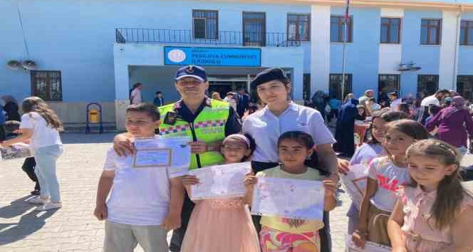 Jandarma öğrencilerin karne heyecanına ortak oldu