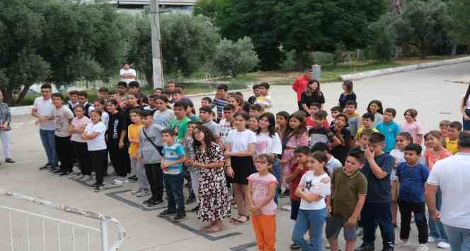 Başkan Çömden, öğrencilerin karne sevincini paylaştı