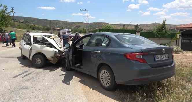 Sollama yaptı, karşıdan gelen araçla kafa kafaya çarpıştı: 4 yaralı