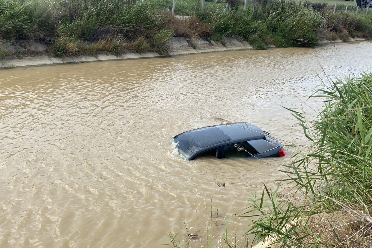 Otomobil sulama kanalına uçtu, sürücü ölümden döndü