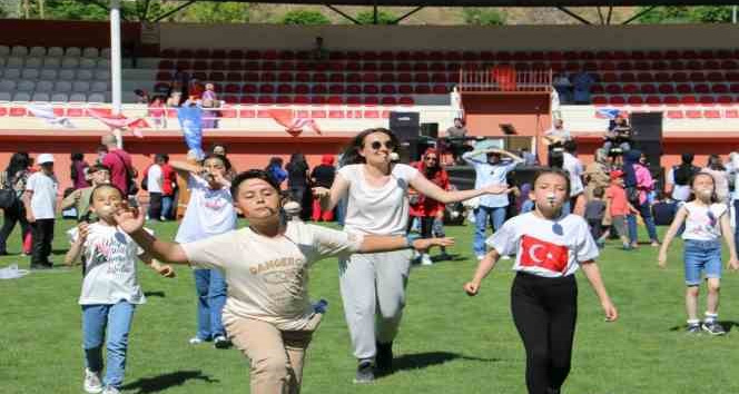 Gümüşhane’de karnesini alan çocuklar Yenişehir Stadyumunda doyasıya eğlendi