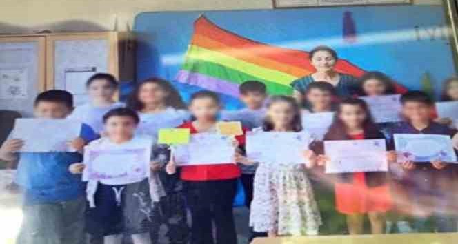 Öğrencilerle LGBT bayrağı önünde hatıra fotoğrafı çektiren öğretmen hakkında yasal işlem başlatıldı