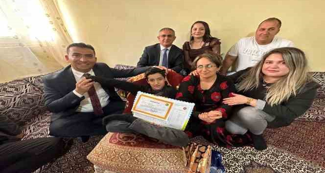 Özel eğitim uygulama öğrencisine öğretmenlerinden evde karne sürprizi