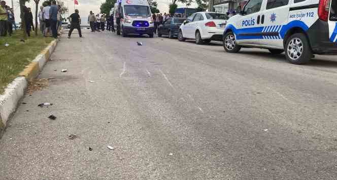 Edirne’de motosiklet yayaya çarptı: 2 yaralı