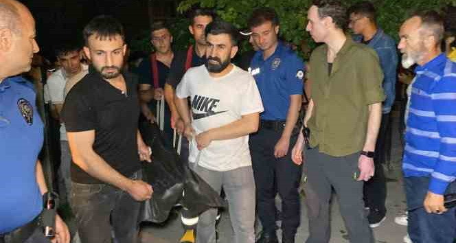 Bahçe hortumu almak için çıktığı tavan arasında, kayıp oğlunu hortuma asılı halde buldu