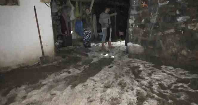 Kars’ta bir köyü sel vurdu, 10 ev selden zarar gördü