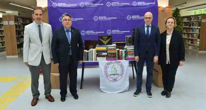 Özer, ZBEÜ kütüphanesine kitap bağışında bulundu