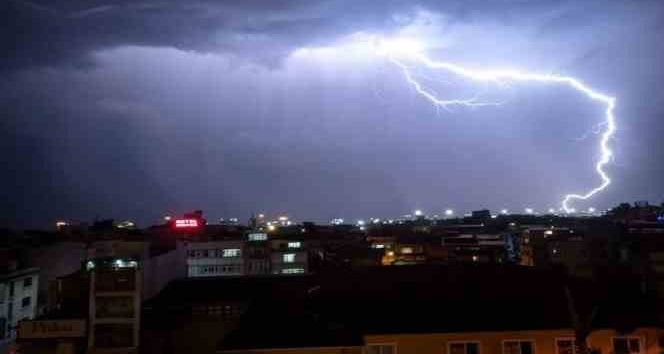 İstanbul’da şimşek ve gök gürültüsü etkili oldu