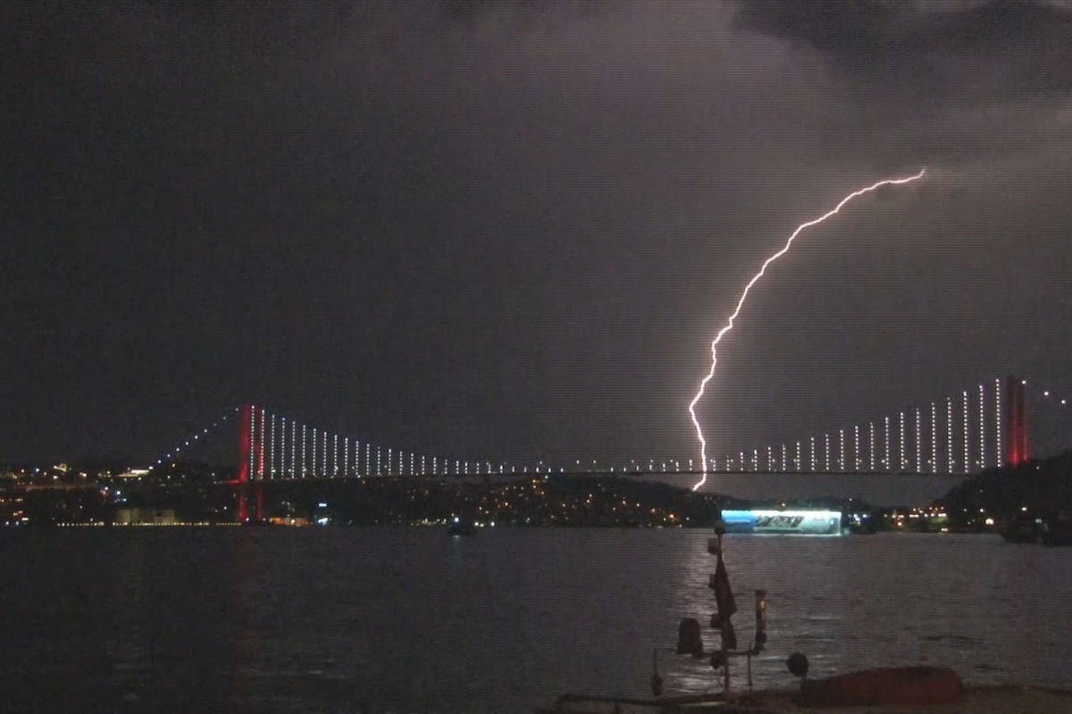 İstanbul'da gök gürültülü sağanak yağış etkili oluyor