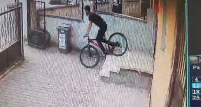 Apartmandan bisiklet çalan hırsız kameralara yakalandı