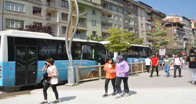 Hakkari Belediyesi YKS adalarını ücretsiz taşıdı