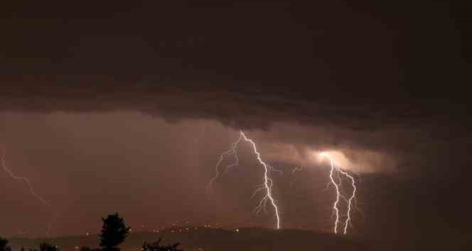 Bandırma’da şimşekler görsel şölen yaşattı