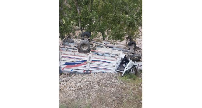 Tunceli’de kamyonet ters döndü