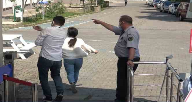 Yine bildik görüntüler yine sınava yetişemeyip dışarıda kaldılar