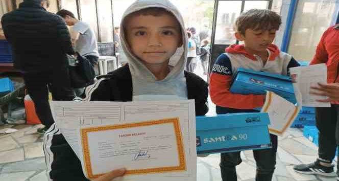 Takdir alan öğrencilere ayakkabı hediyesi