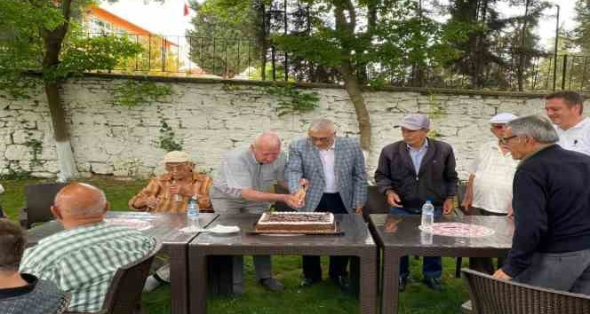 Kırklareli Huzurevi’nde Babalar Günü pasta kesilerek kutlandı