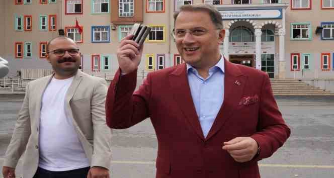 Beylikdüzü Belediye Başkanı Çalık sınava saniyeler kala bir öğrencinin yardımına koştu