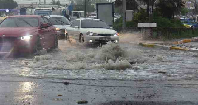 Bandırma’da sağanak: Cadde ve sokaklar göle döndü