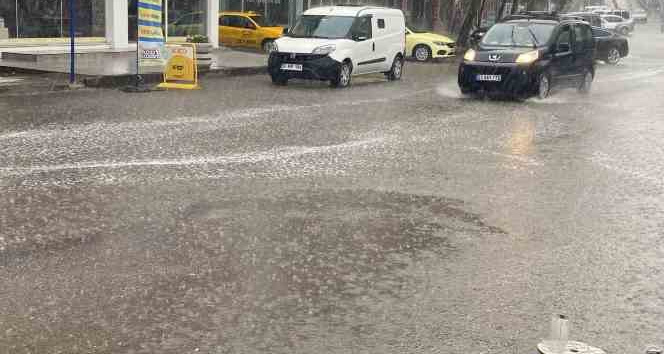 Uzunköprü’de sağanak yağış etkili oluyor