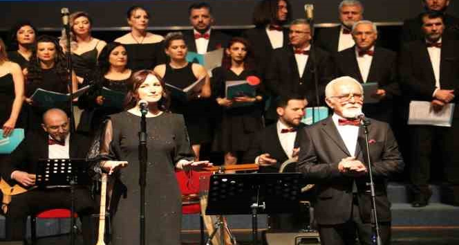 Doktor ve hemşirelerden Aşık Veysel konseri