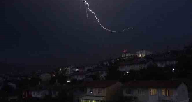 Tokat’ta geceyi şimşekler aydınlattı