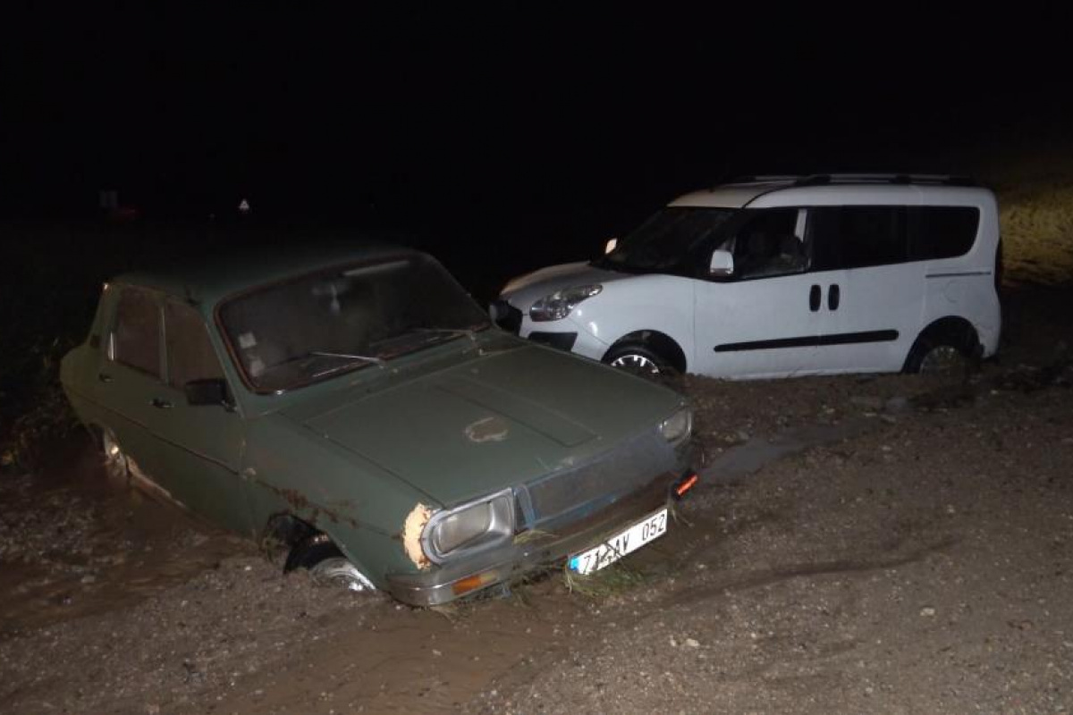 Kırıkkale&#039;de iki araç sele kapıldı: Mahsur kalan 4 kişi kurtarıldı