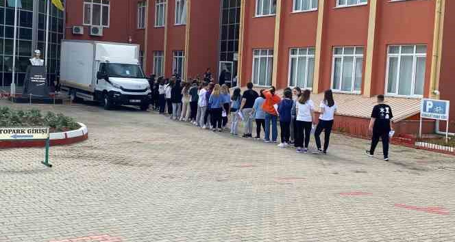 Adaylar sınavda veliler dışarıda ter döktü