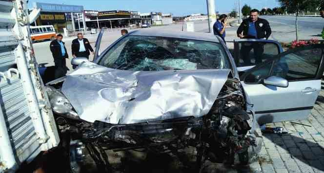 Karaman’da otomobil park halindeki kamyonete çarptı: 4 yaralı