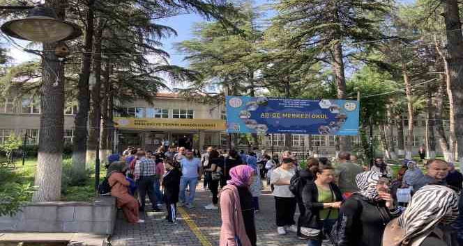 Burdur’da iki öğrenci AYT’ye 1 dakika geç kaldıkları için giremedi