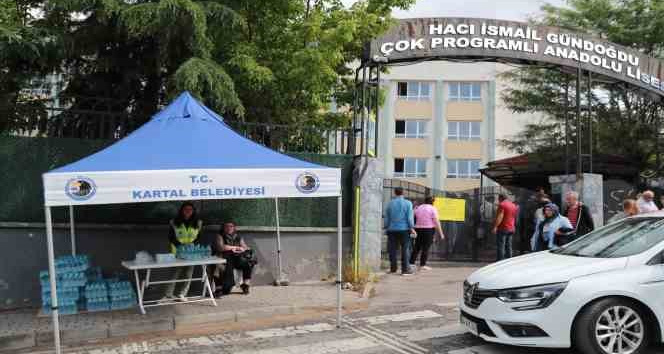 Kartal Belediyesi üniversite sınavında öğrencilerin yanında