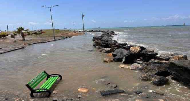 İskenderun’da fırtınada sahil şeridini su bastı