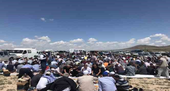 Çiftçiler tarlalarda şükür duası yaptı