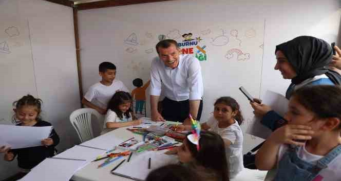 Zeytinburnu Belediyesinden çocuklara karne hediyesi