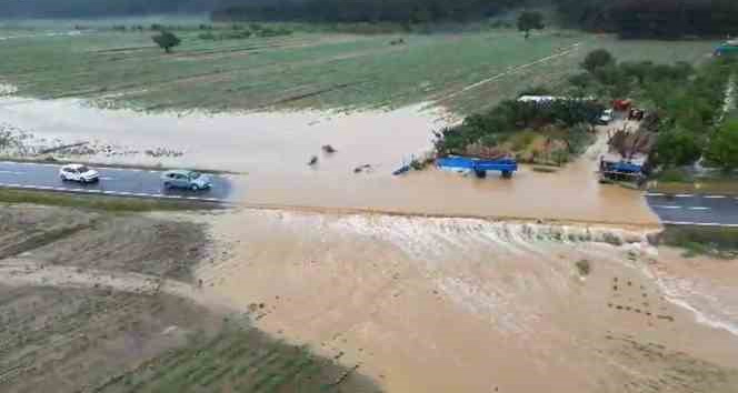 Keşan’da tarım arazileri ve yolar sular altında kaldı