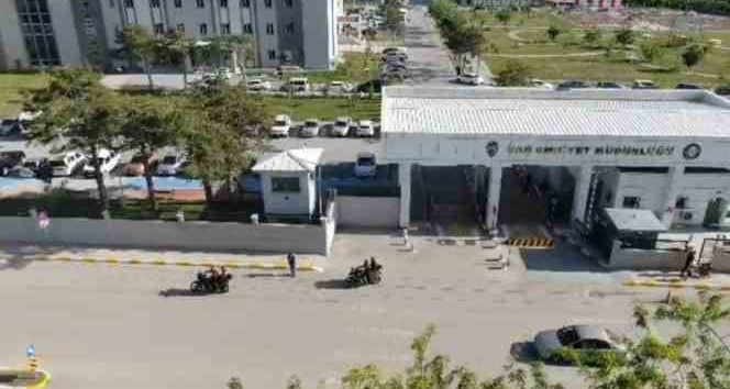 Van’da YKS’ye yetişmeye çalışan 22 öğrenciye polis yardımcı oldu