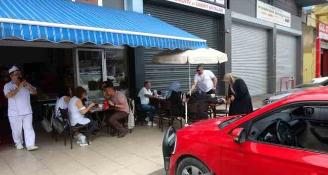 Pide ustası her pazar müşterilerine Türk Sanat Müziği konseri veriyor