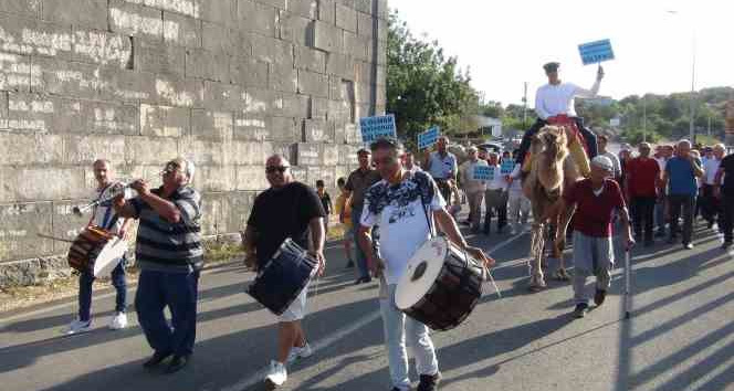 Yörükler deve üzerinde Silifke’nin il olma isteğini davul ve zurna ile duyurdu