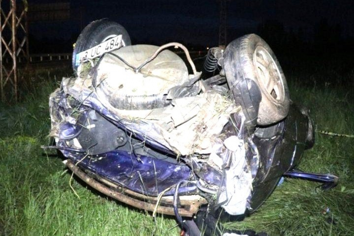 Kütahya&#039;da otomobil şarampole devrildi: 1 ölü, 1 yaralı