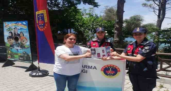 Jandarma ekipleri Milli Park’ta vatandaşları bilgilendirdi