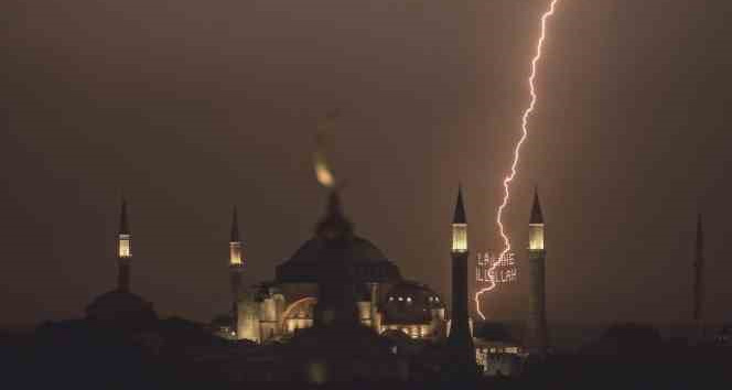 İstanbul’da eşsiz şimşek görüntüleri kameraya yansıdı