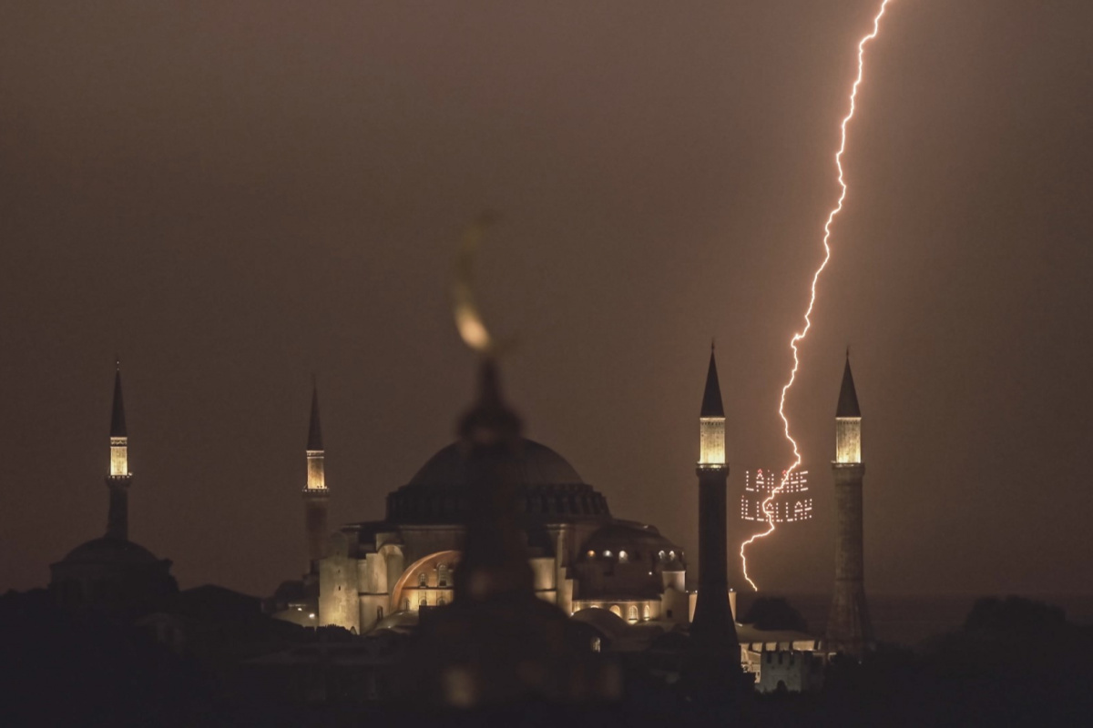 İstanbul’da eşsiz şimşek görüntüleri kameraya yansıdı