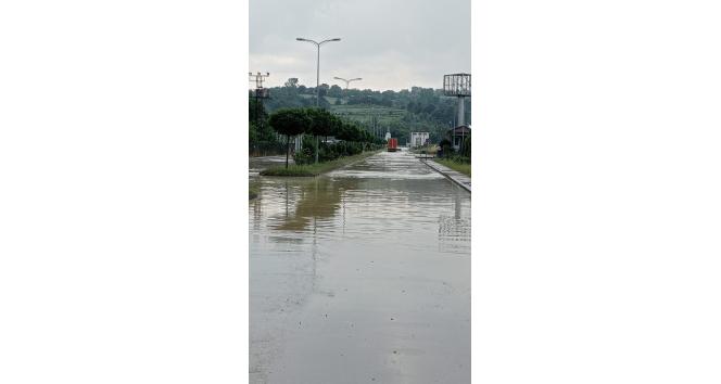 Sağanak yağmur yolları göle çevirdi