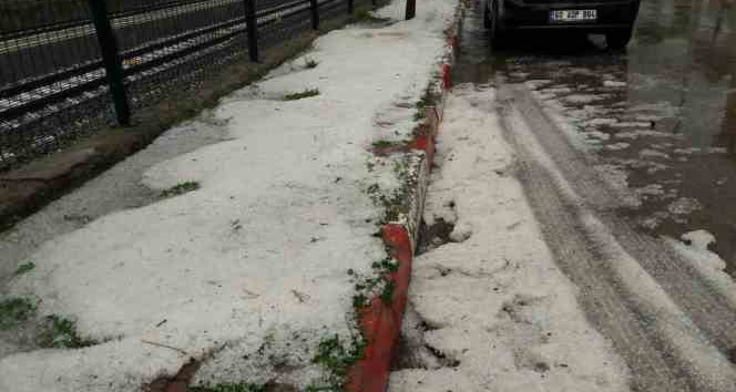 20 dakika boyunca yağan dolu sonrası cadde ve sokaklar beyaza büründü