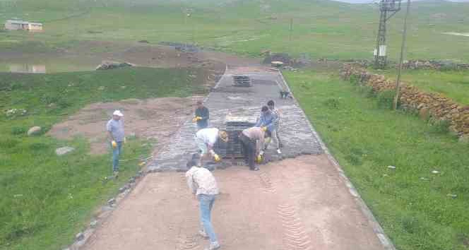 Digor’da köylere kilit parke taş yol yapılıyor