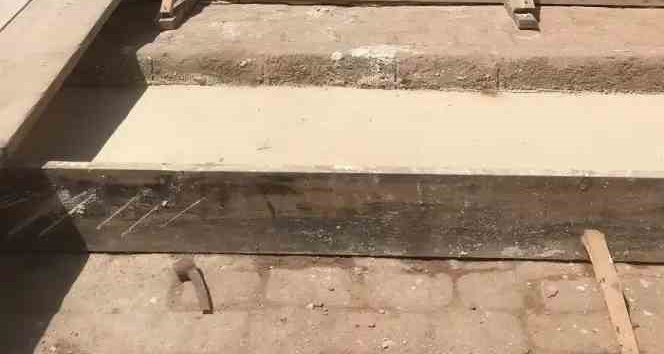 Büyükada’da restore edilen Taş Mektep’in yanındaki Arnavut kaldırımları beton dökülerek kapatıldı