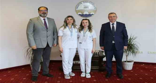 Erasmus öğrencisi anne Gülcan Ahmed ve kızı Fatma Hayrulla mutluluklarını Rektör Tabakoğlu ile paylaştı