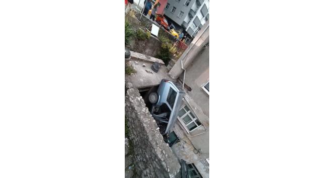 Kontrolden çıkan otomobil apartman boşluğuna düştü