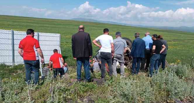 Kars’ta yoldan çıkan kamyon şarampole devrildi